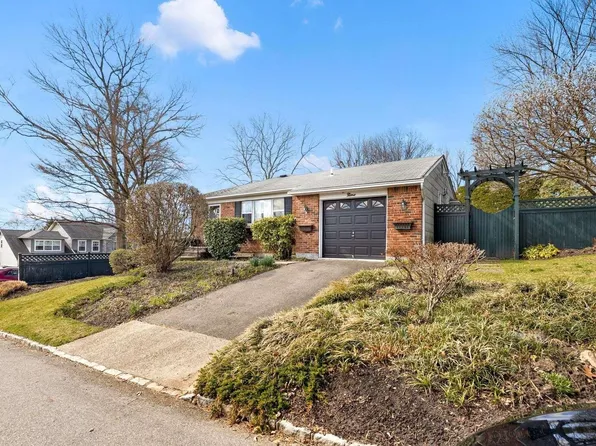 9 Wagon Lane, Glen Head, NY 11545