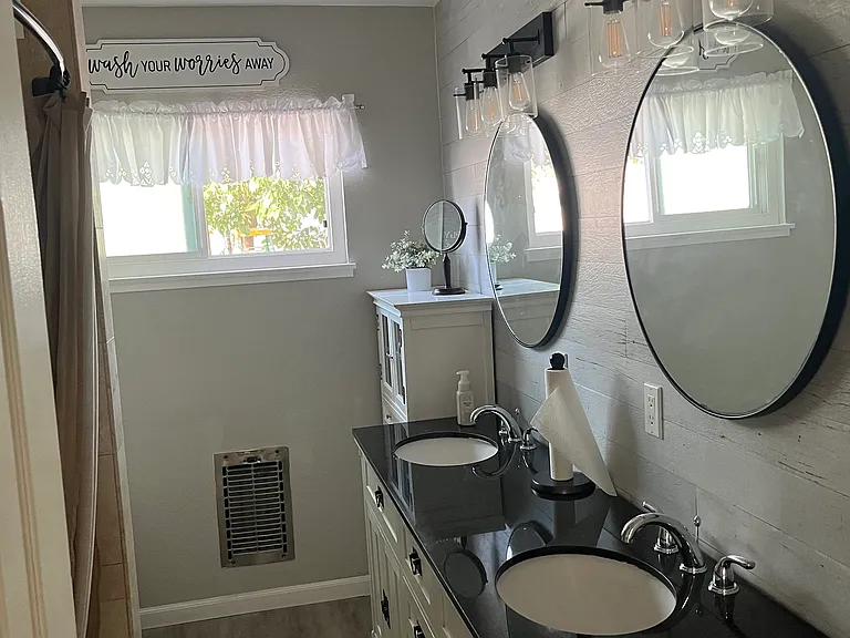 2440 E Locust Ave #2 — Photo 4
