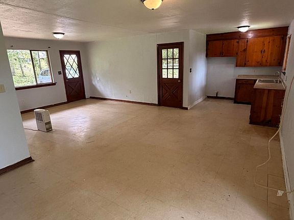 3rd image of 871 Lake St