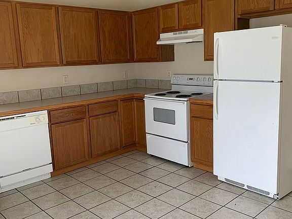 3rd image of 914 N Cedar Point Cir