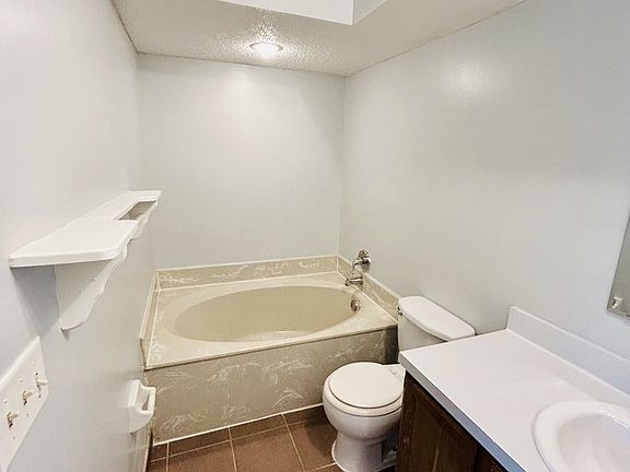 4th image of 5664 Bennington Dr