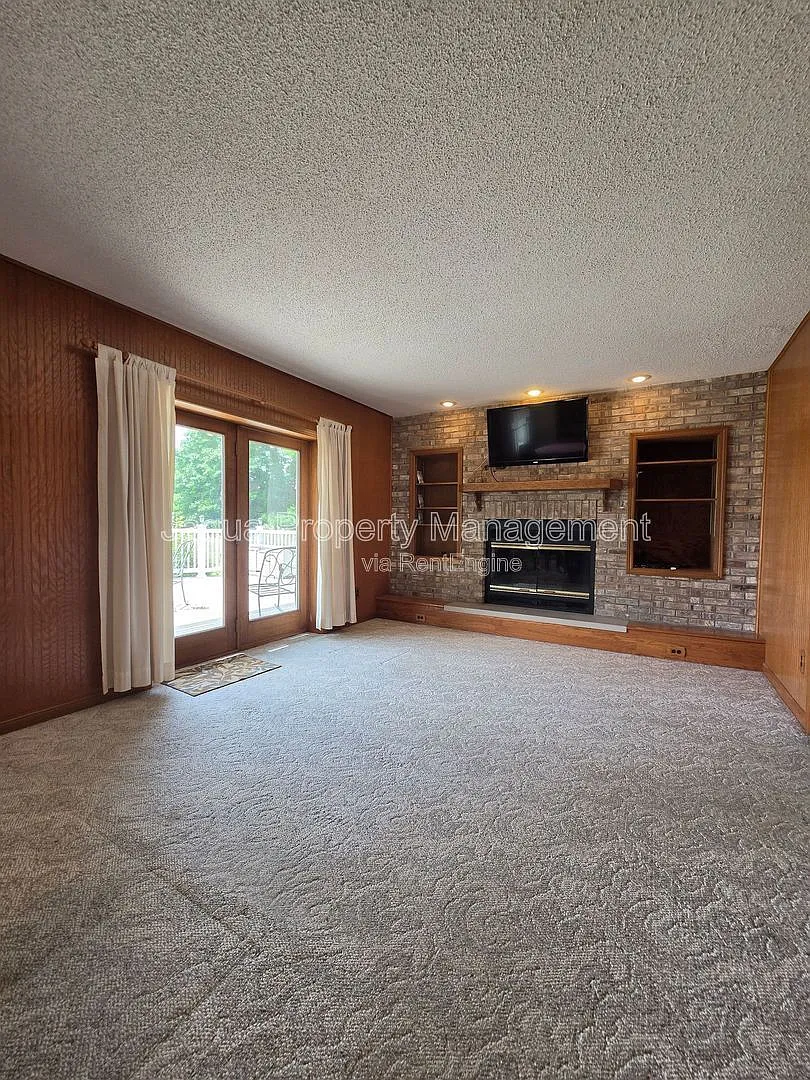 4 bed, 2.5 bath, 2300 sqft, $2,800 — Photo 4