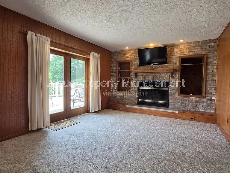 6660 Pine Rd — Photo 4