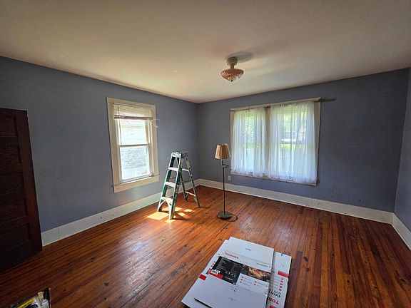5th image of 1043 W Jackson St