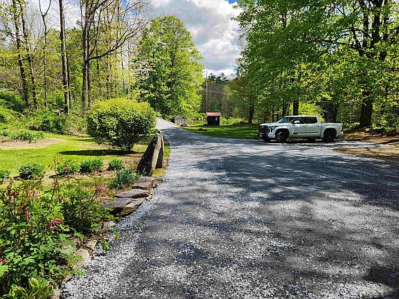 3rd image of 579 Town House Road