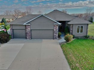 695 Meadowlark Cir, Dakota Dunes, SD 57049
