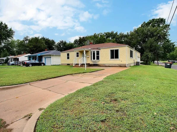 2201 S Crestway St, Wichita, KS 67218