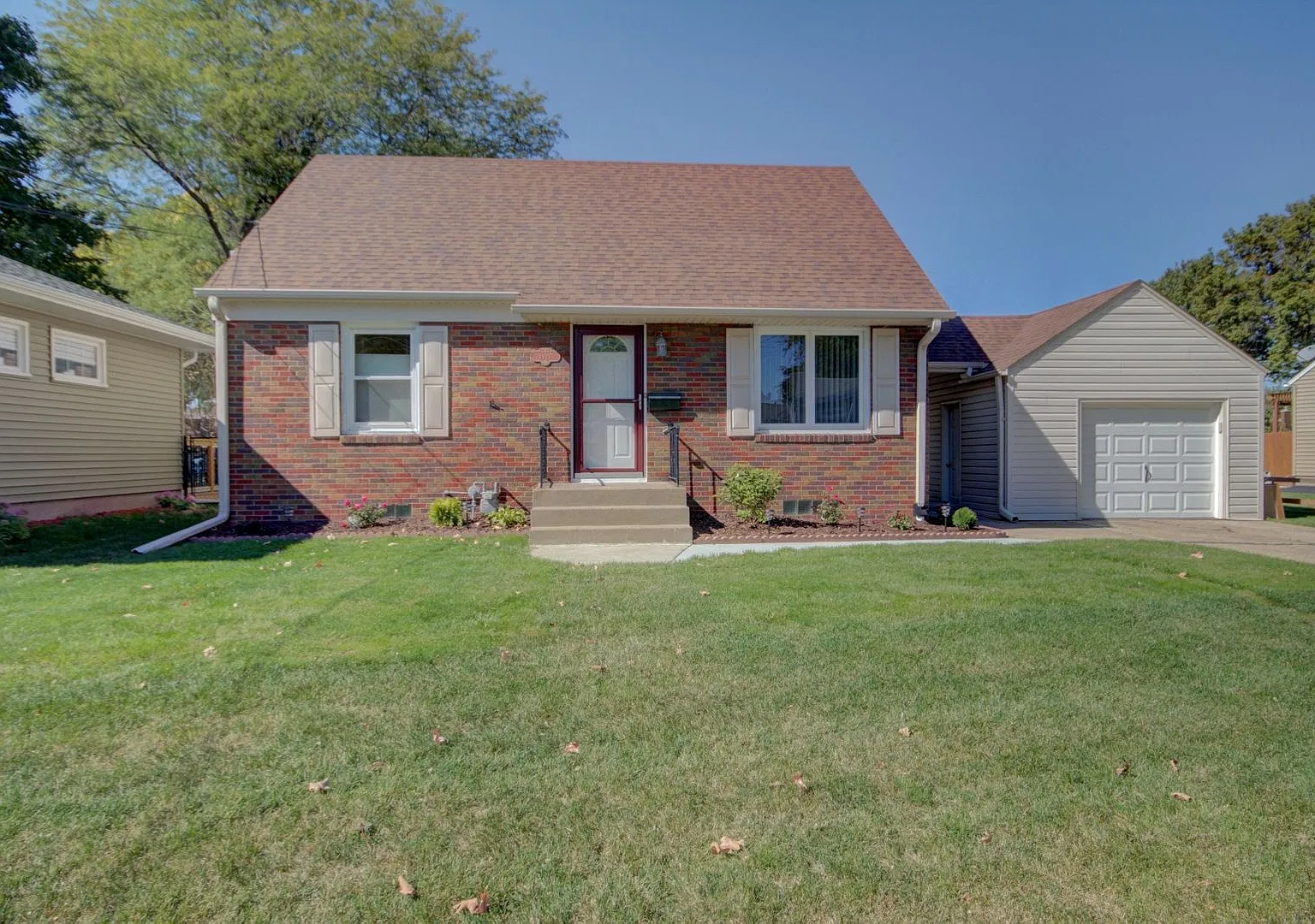 Completely renovated 3 bed home — Photo 1