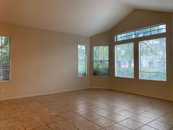 3rd image of 39567 Willowbend Dr