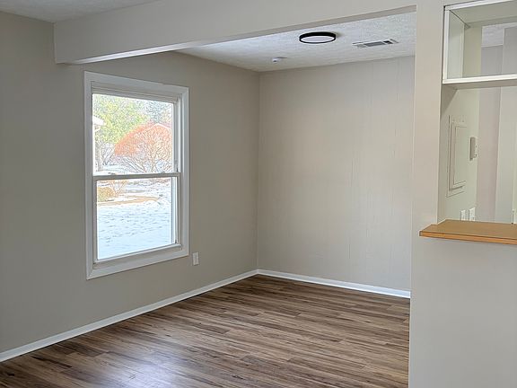 5th image of 240 Canterbury Ln APT B