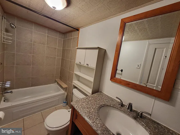 130 Oxford Ave — Photo 6