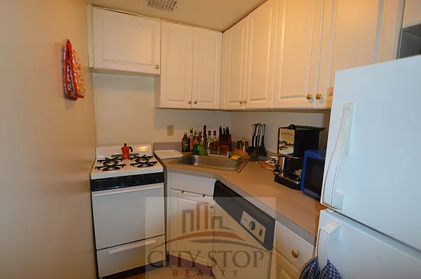 Rented by City Stop Realty | media 10