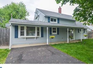 25 Nightingale Ln, Levittown, PA 19054