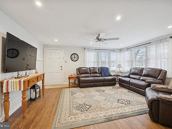 4th image of 406 W Anderson Ave