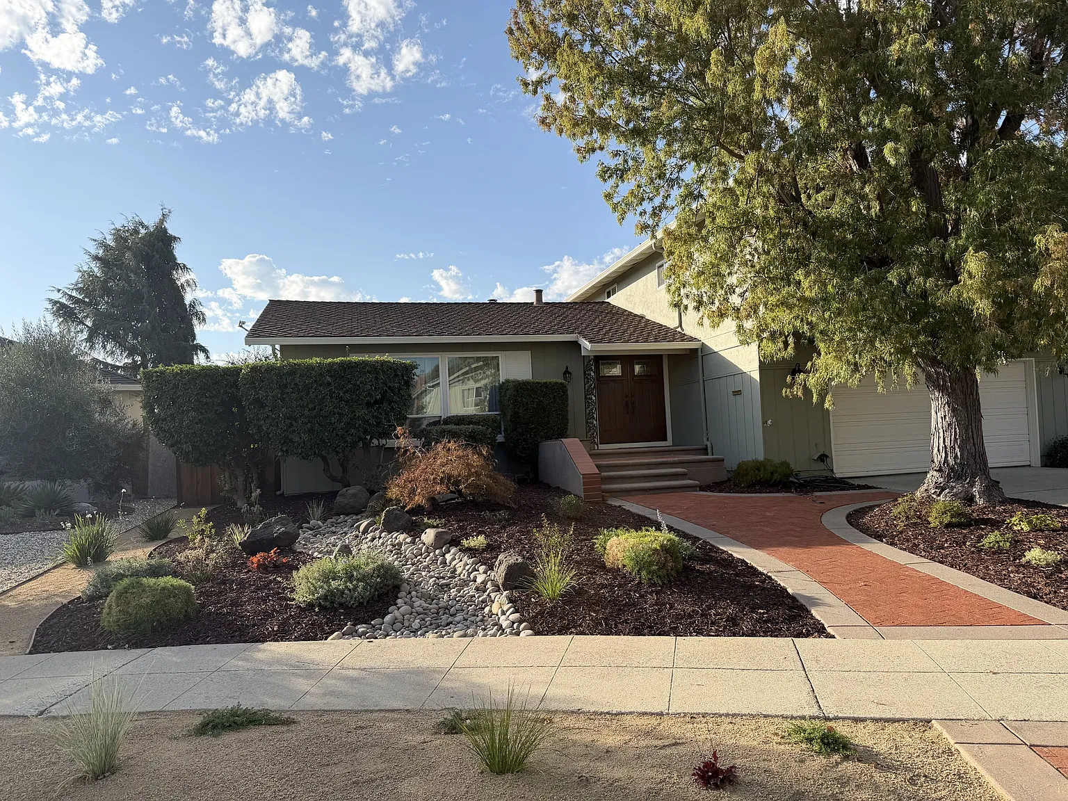 4 bed, 2.5 bath, 2240 sqft, $6,100 — Photo 3