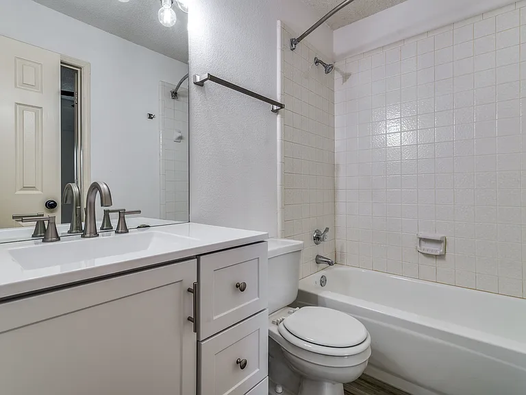 524 Raintree Cir — Photo 18