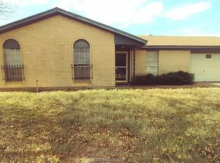 2104 Cabot Cir, Bryan, TX 77803