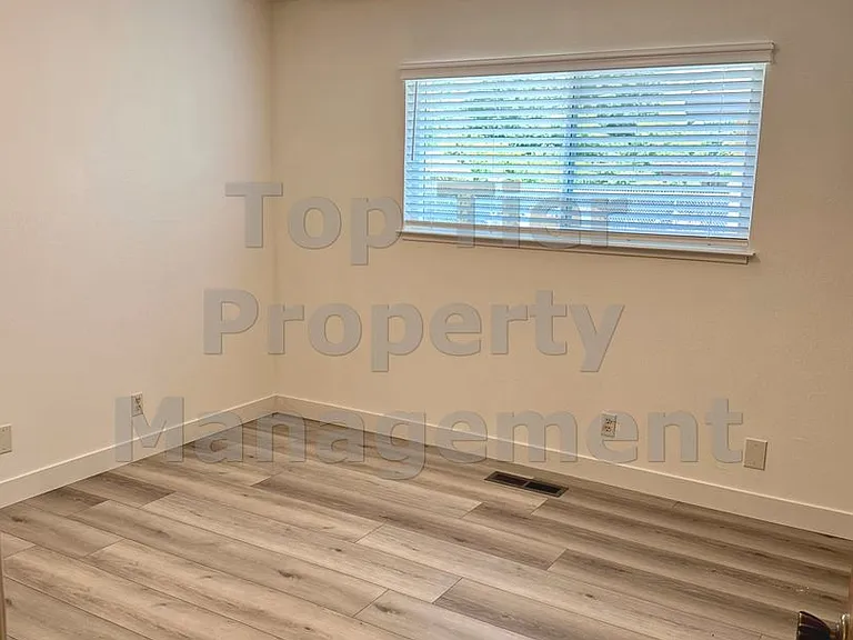 2265 Walnut Blvd — Photo 10