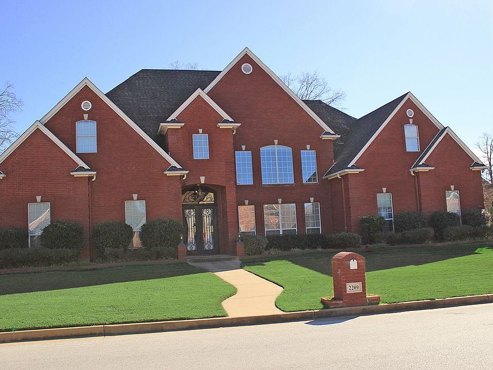 1st image of 2209 Woodlands Dr