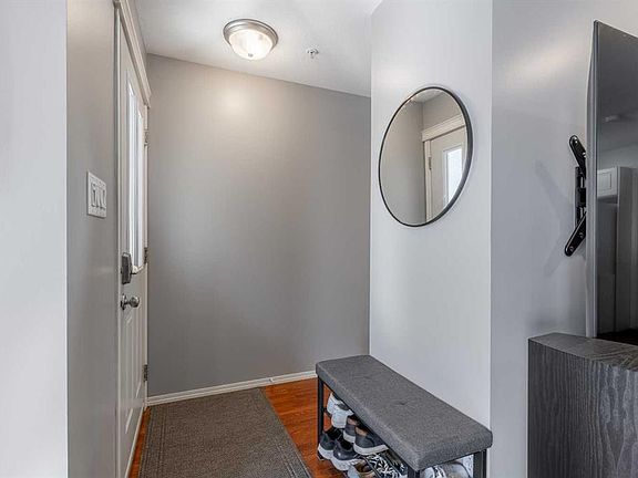 3rd image of 635 W 6th St S Unit 5