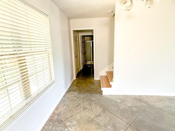 5th image of 327 Sharron Oaks Ct