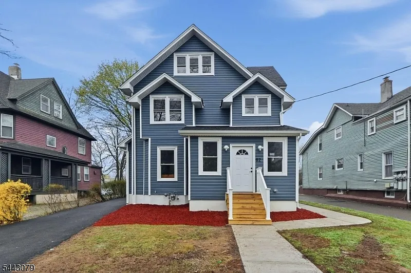 2 bed, 1.0 bath, $3,000 — Photo 1