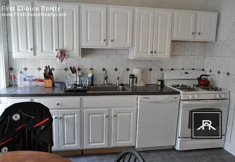 96 Strathmore Rd #4 — Photo 1