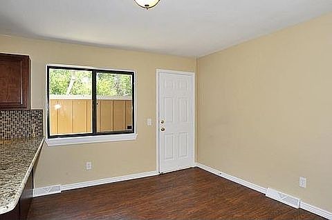 vance 2breakfastnook_500.jpg