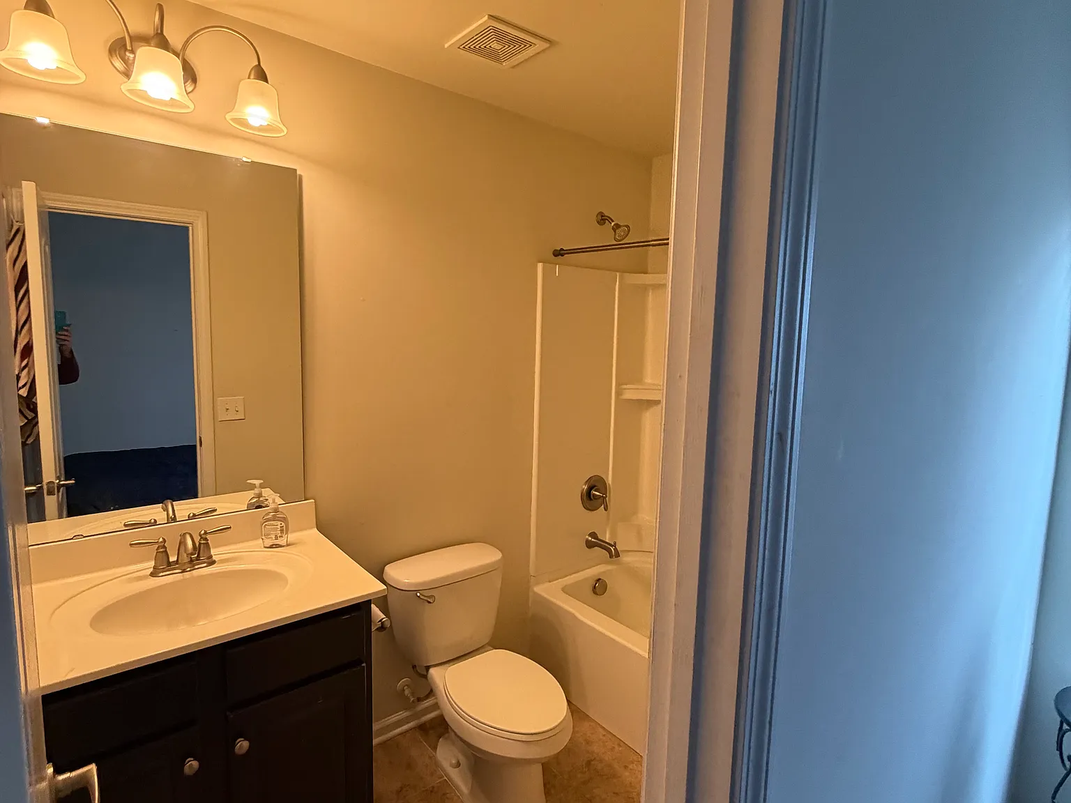 5 bed, 2111 sqft, $2,395 — Photo 4