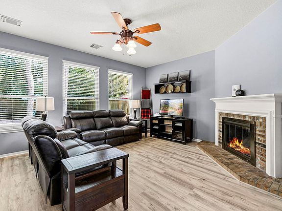 5th image of 166 S Hollylaurel Cir