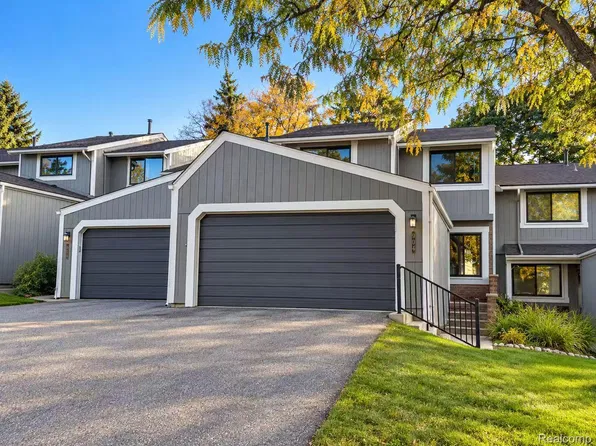 904 Williamsburg Ct, Northville, MI 48167