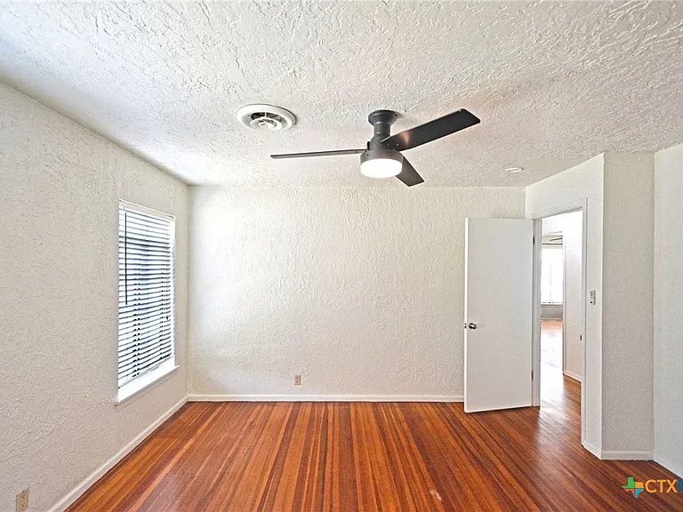 268 E Mill St — Photo 20