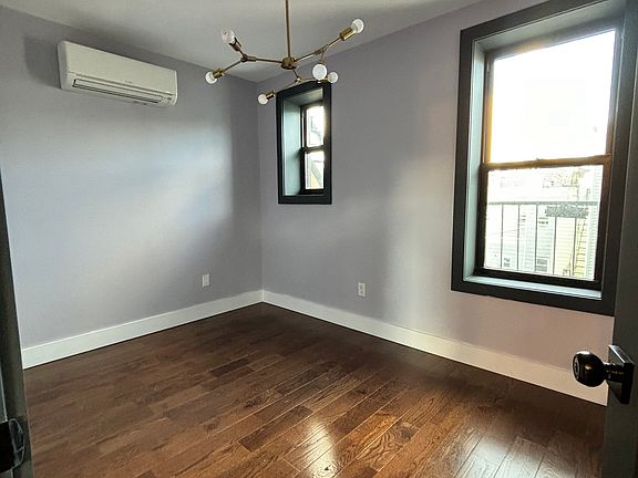 4th image of 62 Vroom St #F
