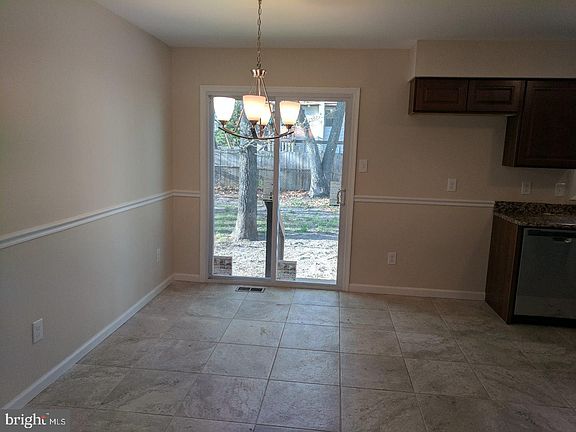 4th image of 204 Bayberry St