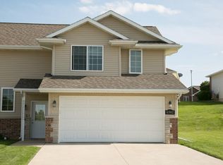 6302 Pawnee Ln, Dubuque, IA 52002