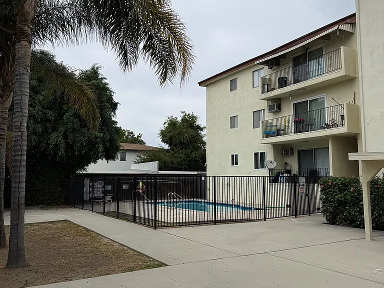 Royal Wyandotte Apartments — Photo 19