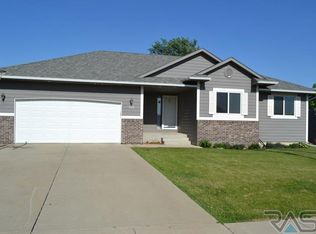908 Woodmont Ave, Harrisburg, SD 57032
