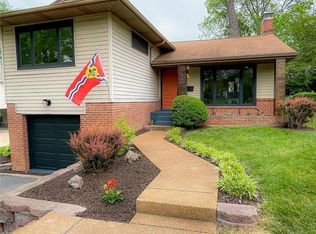 940 N Geyer Rd, Saint Louis, MO 63122