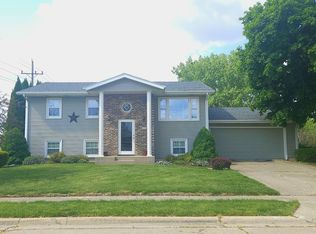 910 Saint Josephs Rd, Sterling, IL 61081