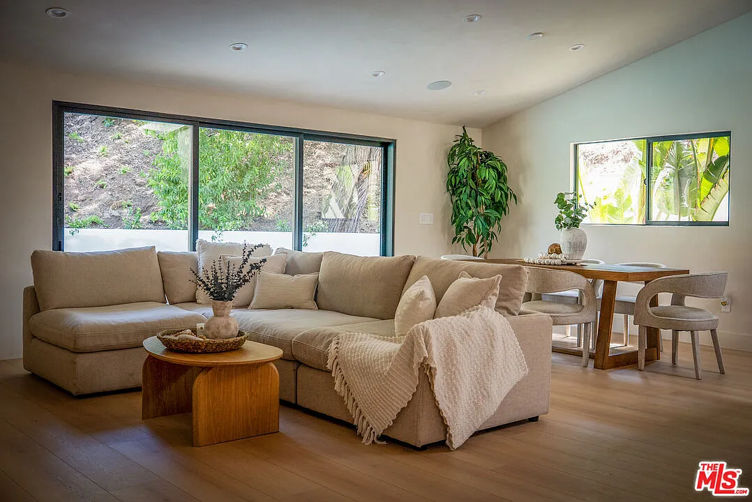 5 bed, 3.5 bath, 2125 sqft, $9,990 — Photo 2