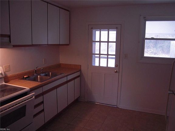 4th image of 2212 London St #A