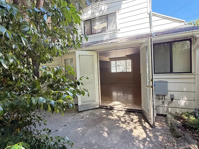 838 Shrader St — Photo 1