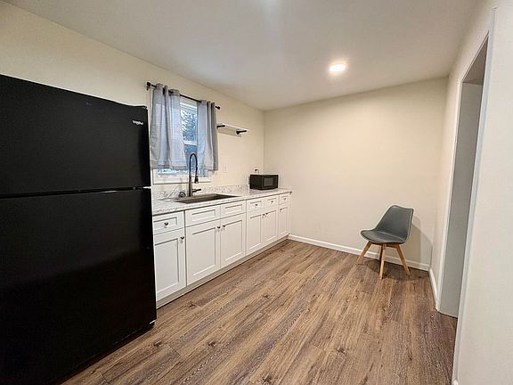 2nd image of 914 Cocoa Ave #17