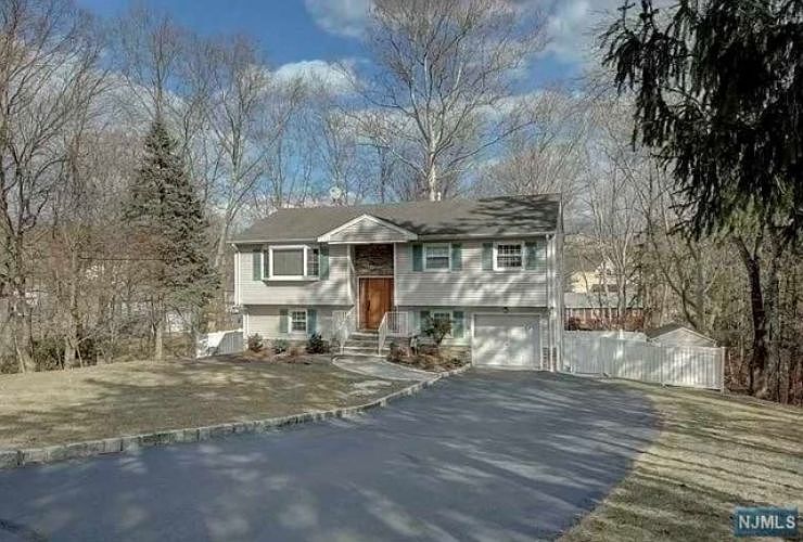 1st image of 2 Thornton Dr
