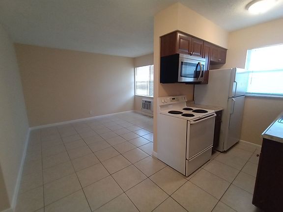 4th image of 700 S Broadway #7