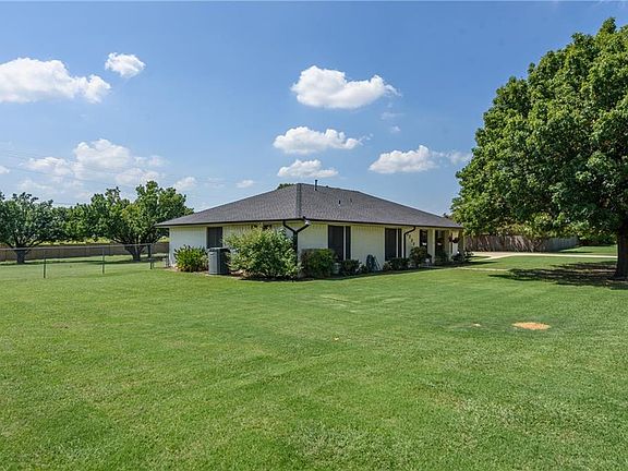 5th image of 3227 Darby Ln