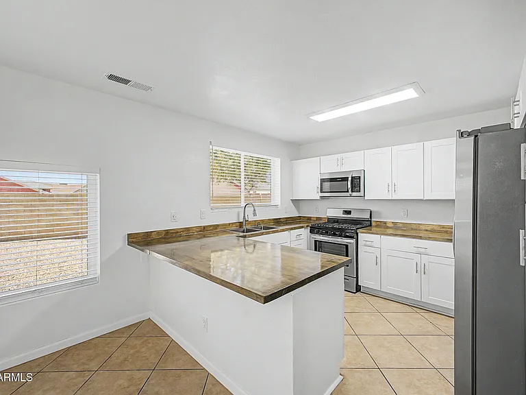 7637 W North Ln — Photo 11