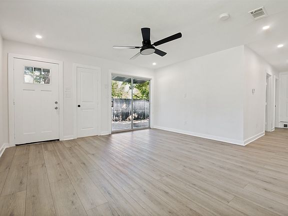 4th image of 2122 Marilyn Ln