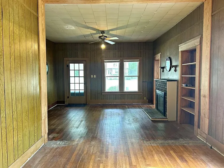 1303 Wilson St — Photo 2