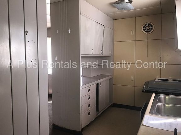3rd image of 1725 S Menlo Ave